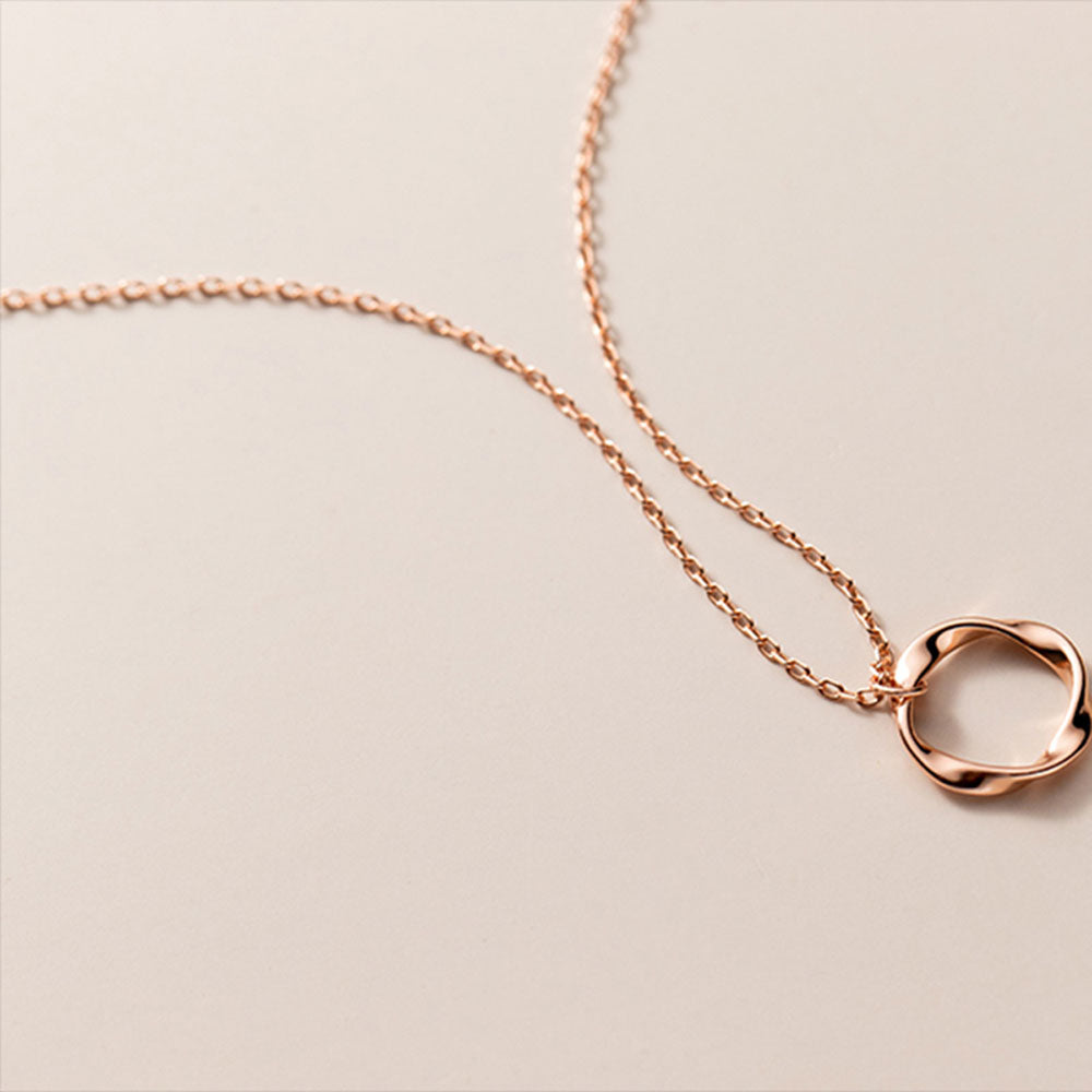 Arwelle - Halsband med tvinnat hängsmycke