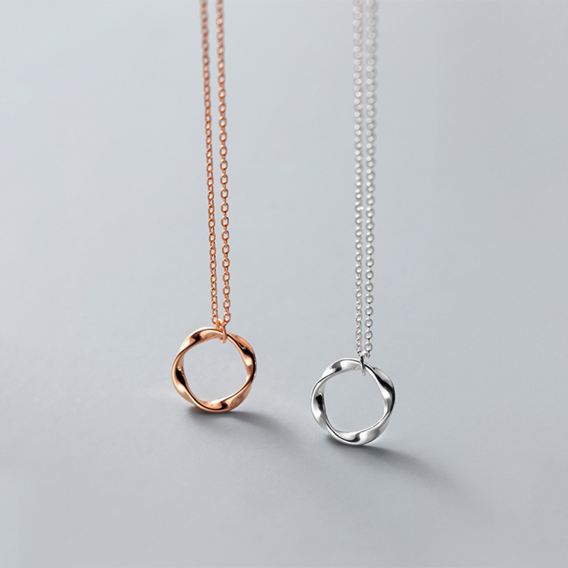 Arwelle - Halsband med tvinnat hängsmycke