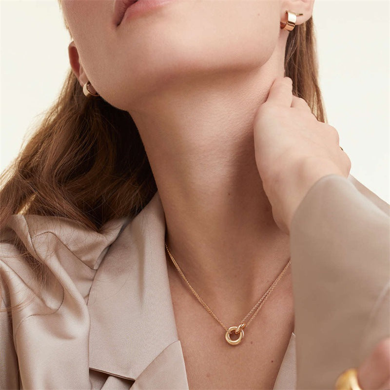 Isadelle - Halsband med dubbla kedjor och sammanlänkat hängsmycke