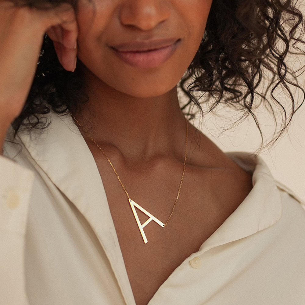 Junelle - Halsband med stor bokstav