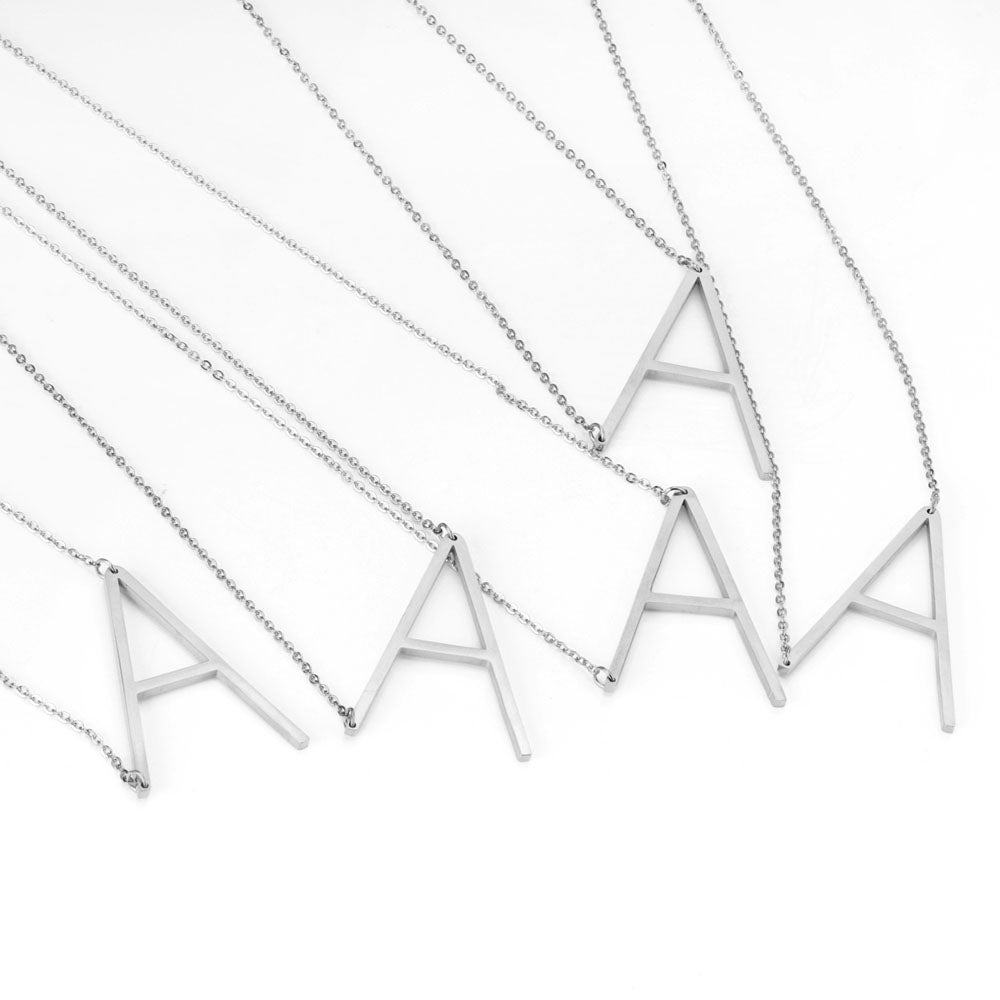 Junelle - Halsband med stor bokstav