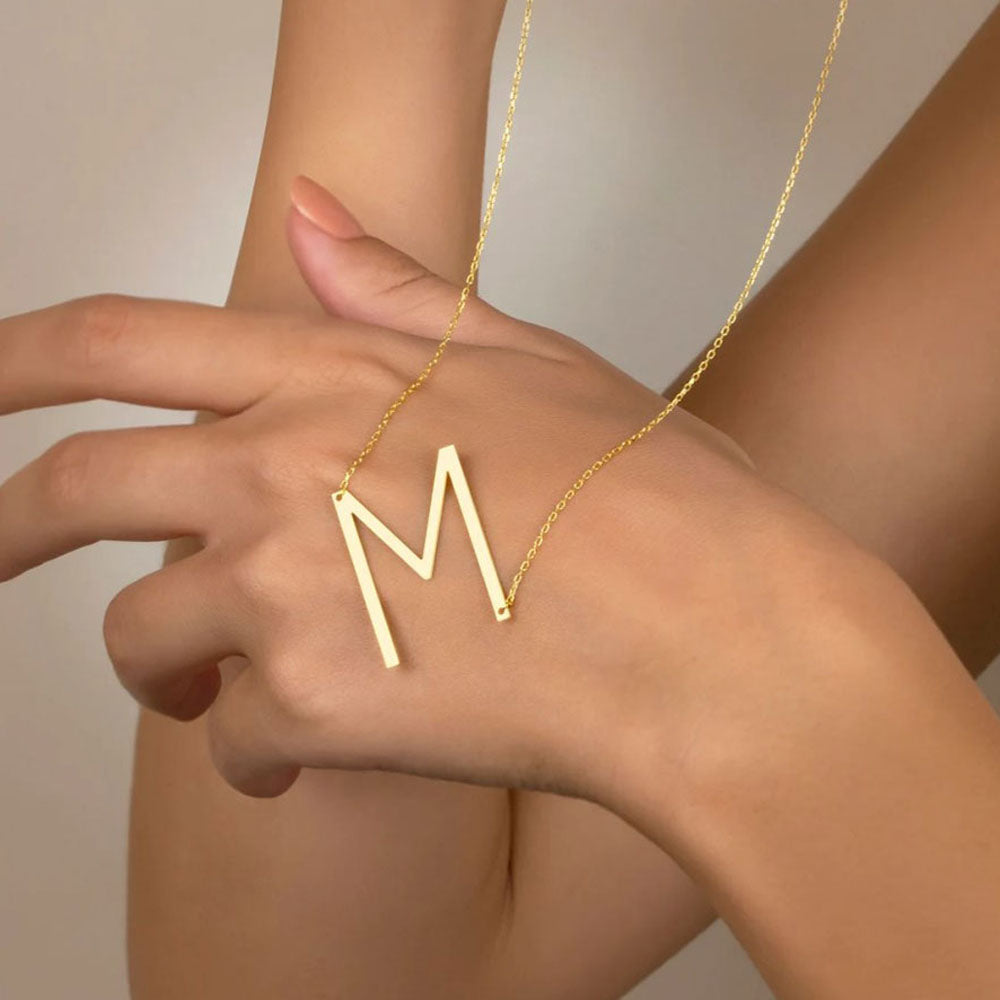 Junelle - Halsband med stor bokstav